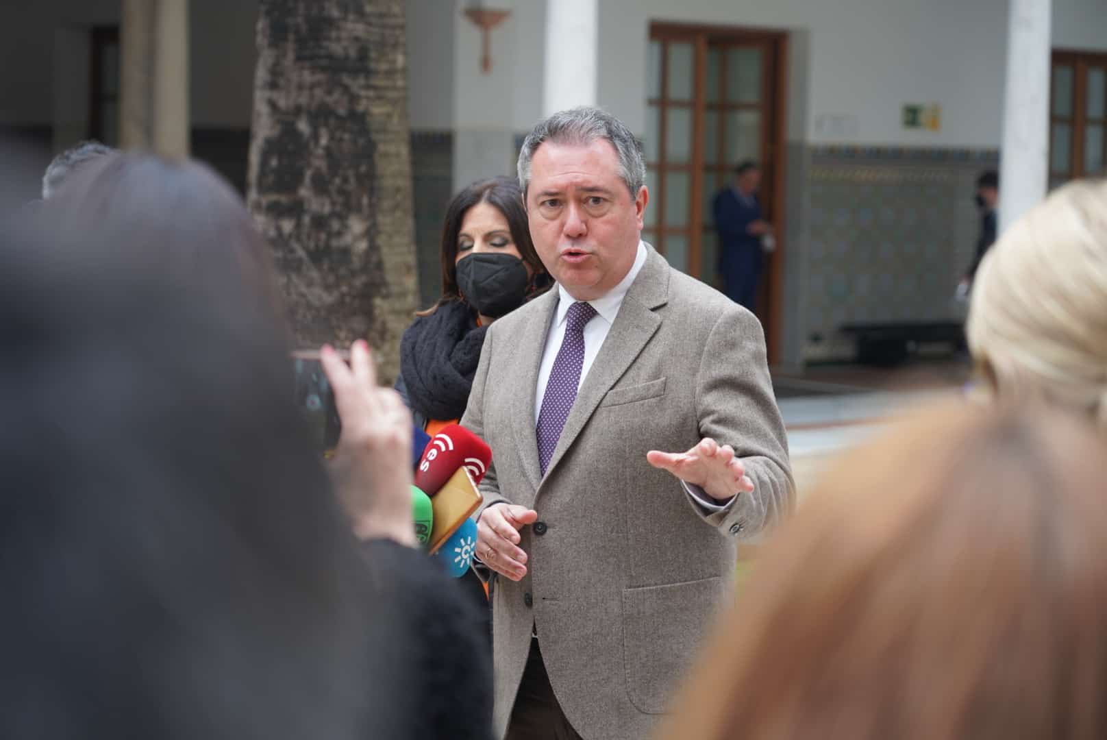 El secretario general del PSOE-A, Juan Espadas, atienden a los medios en el Parlamento