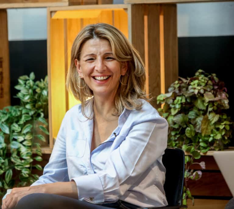 'La dama roja': todo sobre la nueva biografía de Yolanda Díaz