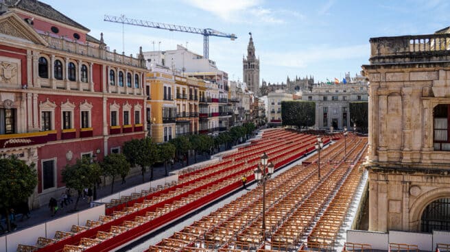 Palcos preparados en la Plaza de San Francisco de Sevilla para Semana Santa.