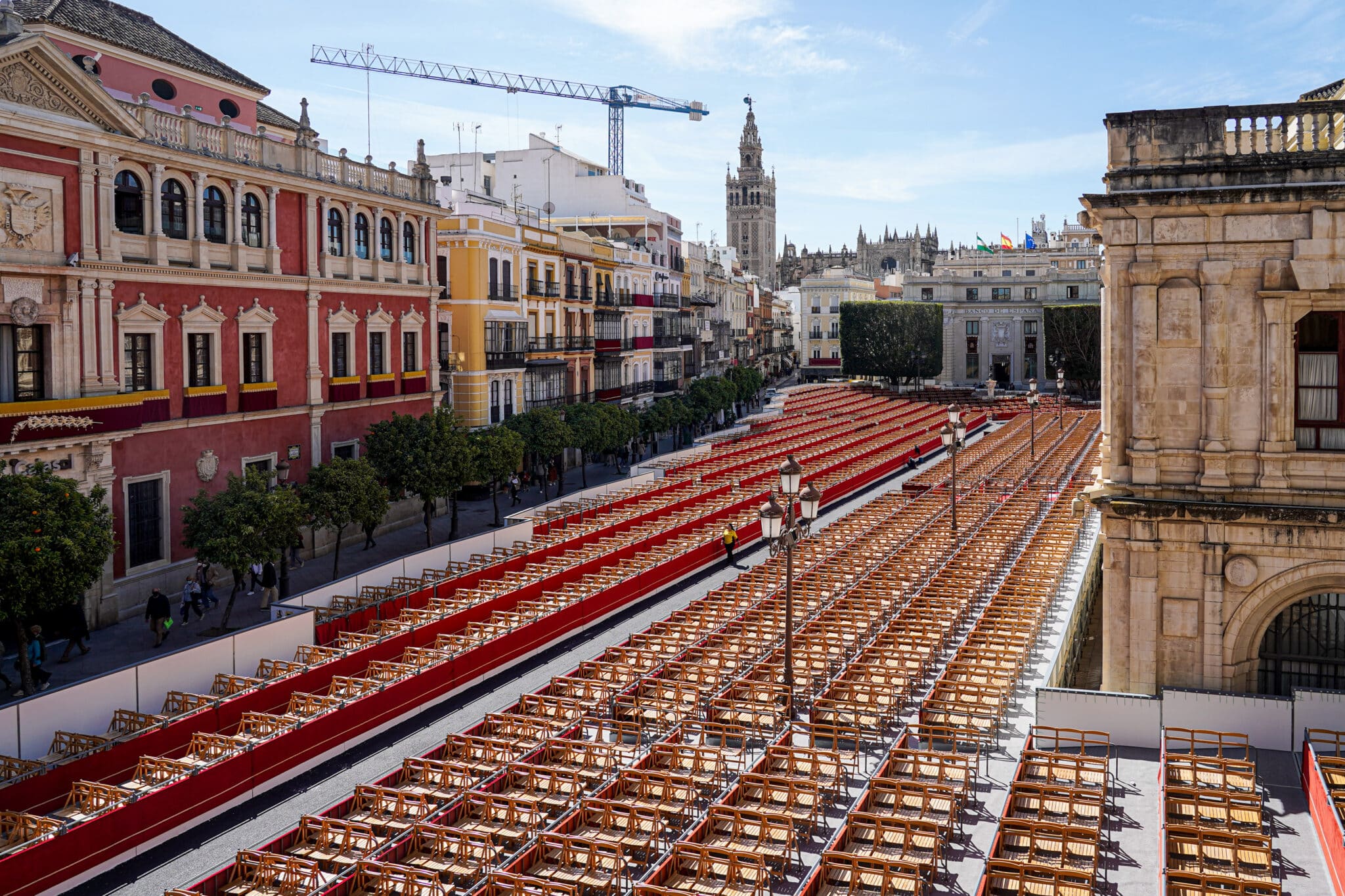 Palcos preparados en la Plaza de San Francisco de Sevilla para Semana Santa.