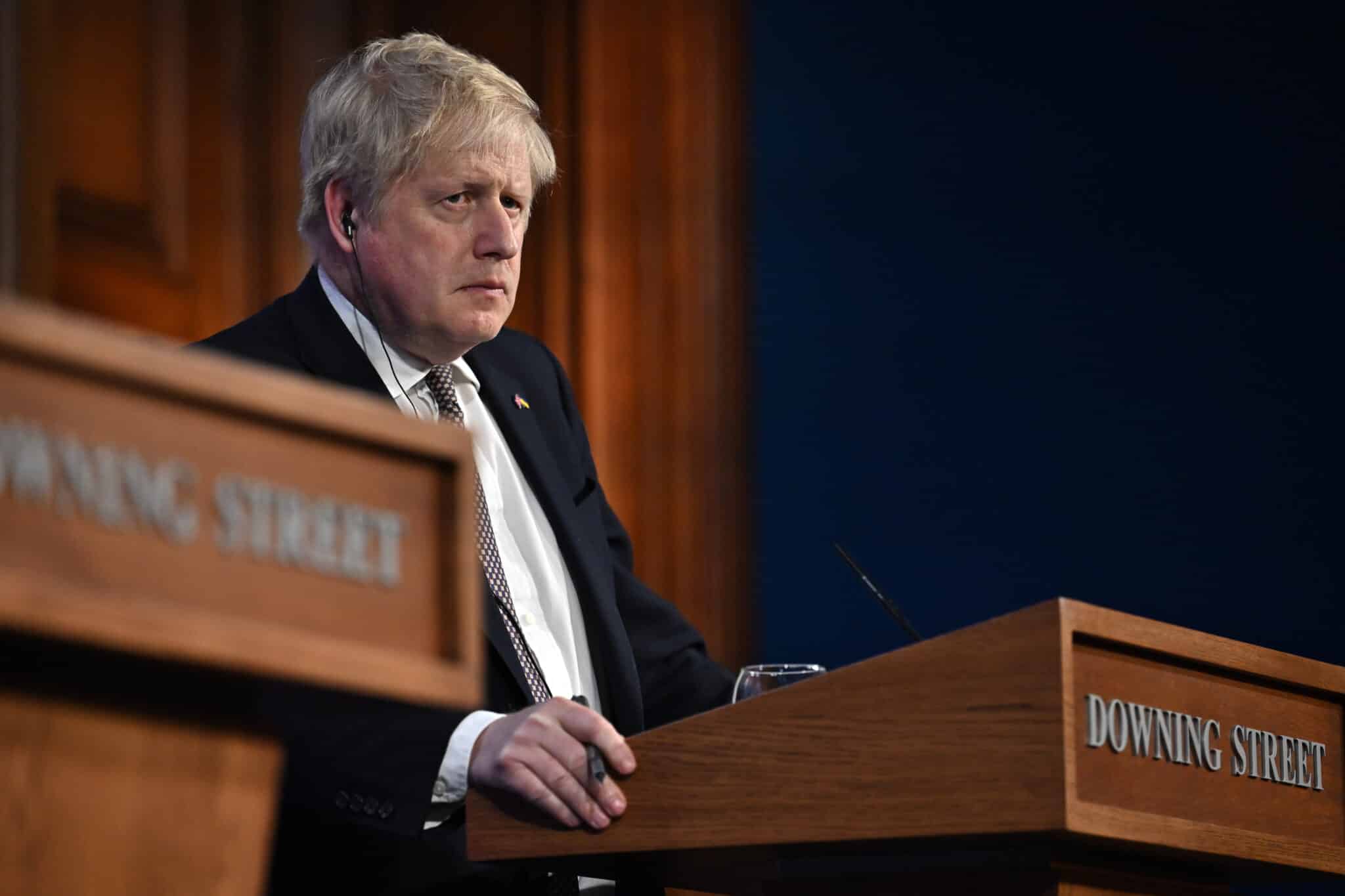 El primer ministro del Reino Unido, Boris Johnson, habla durante una conferencia de prensa con el canciller alemán Olaf Scholz