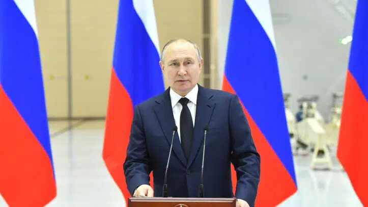 El presidente ruso Vladimir Putin habla durante una visita al cosmódromo Vostochny en las afueras de la ciudad de Tsiolkovsky