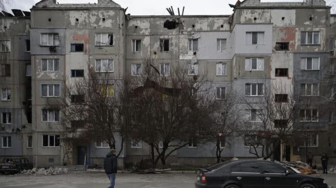 Rastros de ocupación en Makariv, Ucrania Un hombre visto caminando en un complejo dañado. El pueblo de Makariv, al oeste de Kyiv