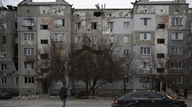 Un hombre visto caminando en un complejo dañado. El pueblo de Makariv, al oeste de Kyiv