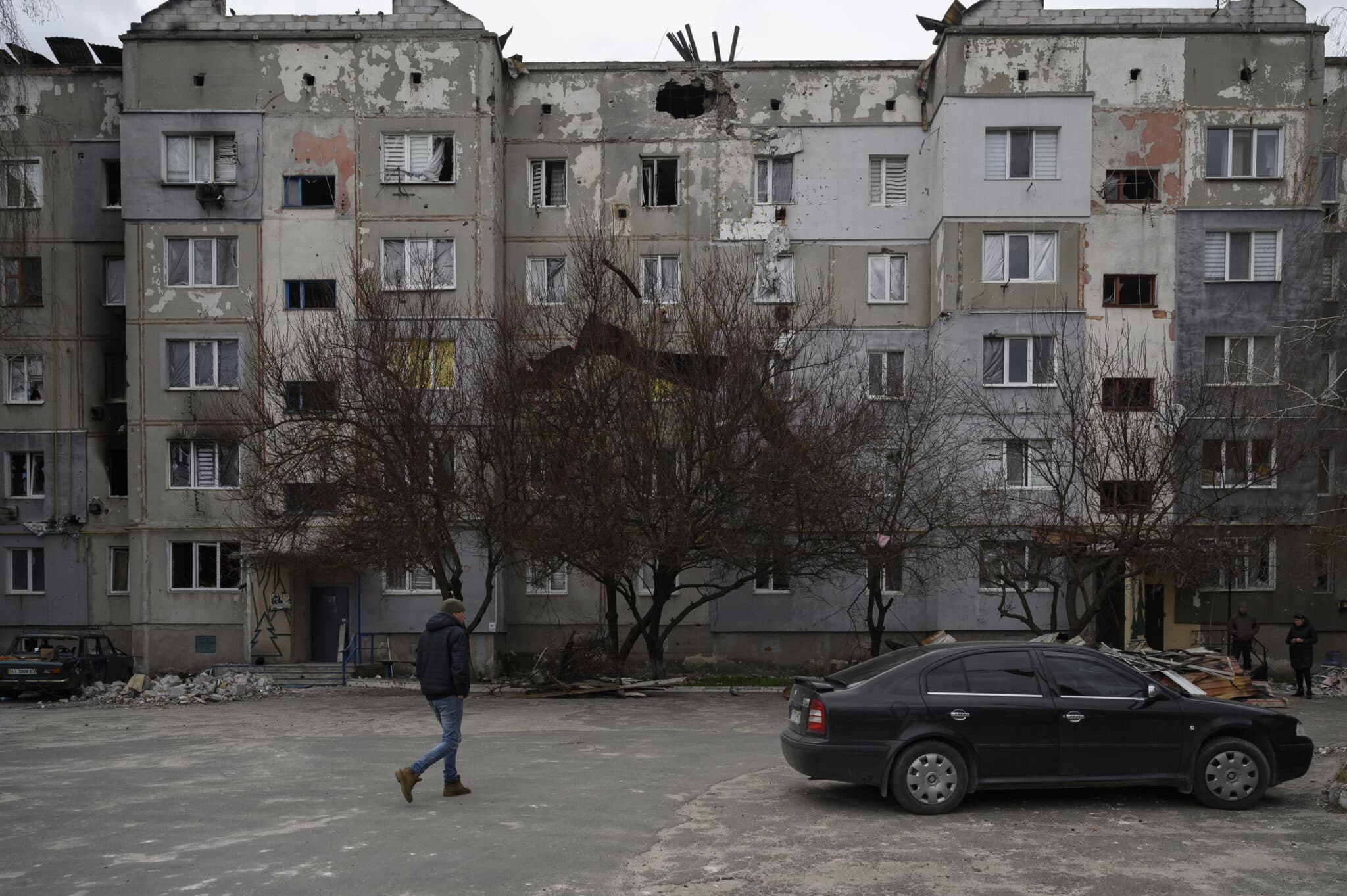Un hombre visto caminando en un complejo dañado. El pueblo de Makariv, al oeste de Kyiv