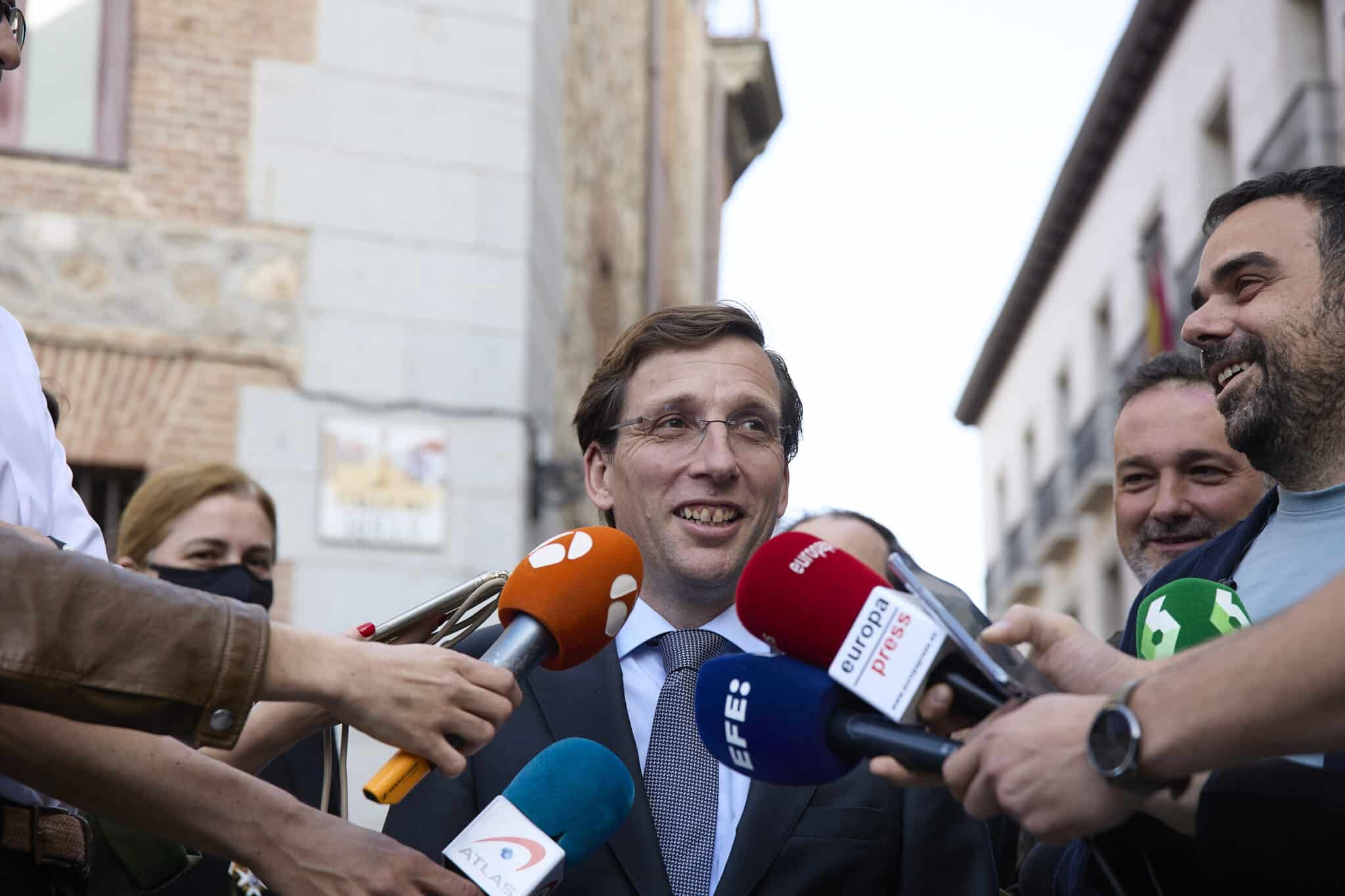 Almeida ganaría en Madrid pero necesitaría a Vox y Ciudadanos para gobernar