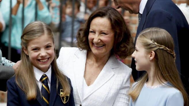 La infanta Sofía con su abuela y su hermana Leonor La infanta Sofía con su abuela y su hermana Leonor