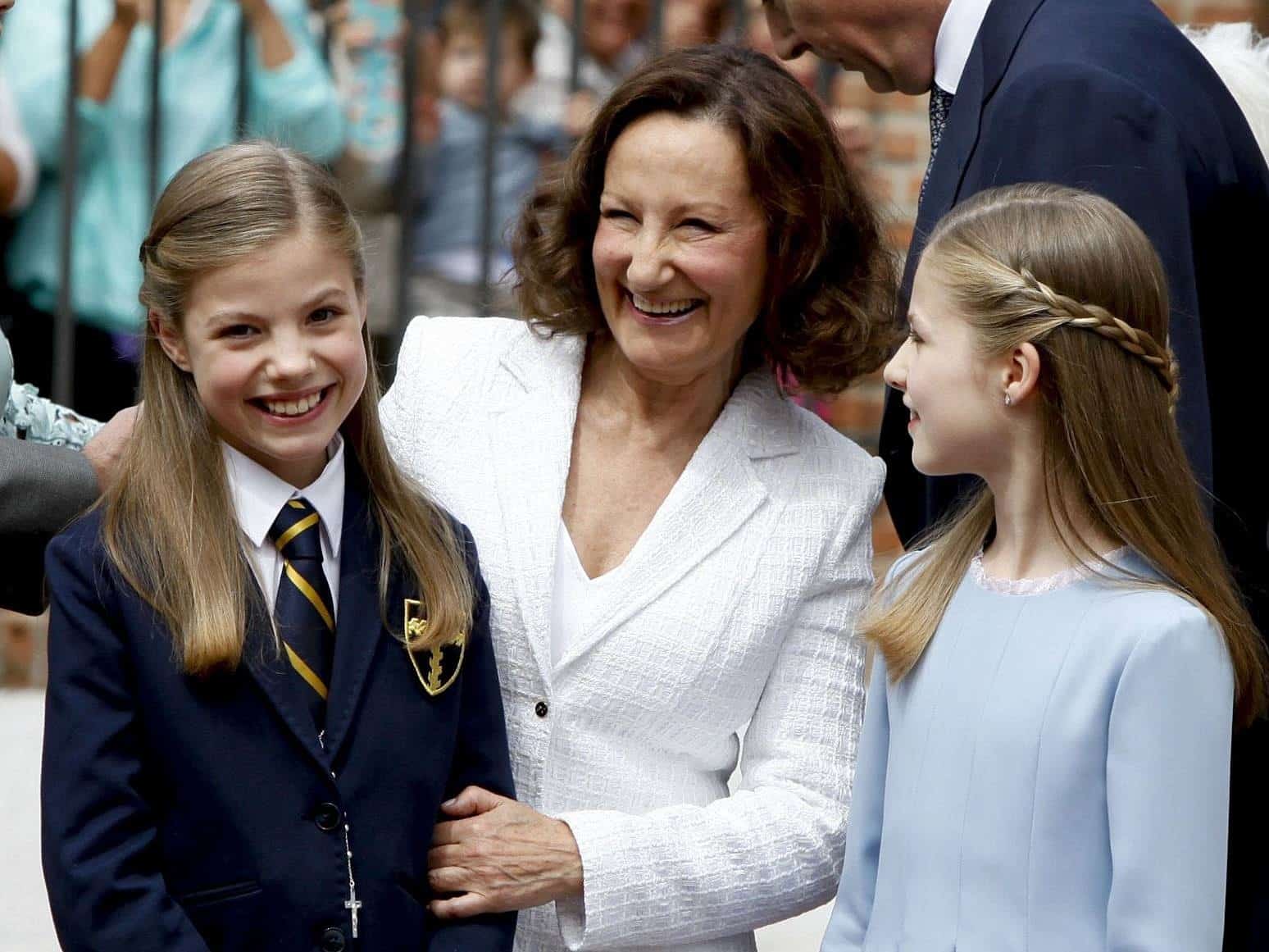 La infanta Sofía con su abuela y su hermana Leonor