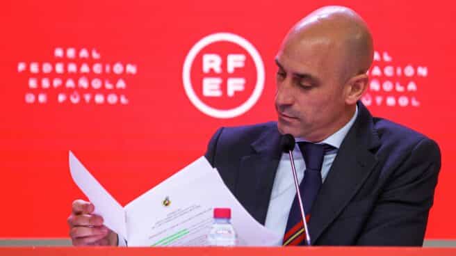 El presidente de la RFEF, Luis Rubiales, consulta un informe durante la comparecencia informativa de la semana pasada.