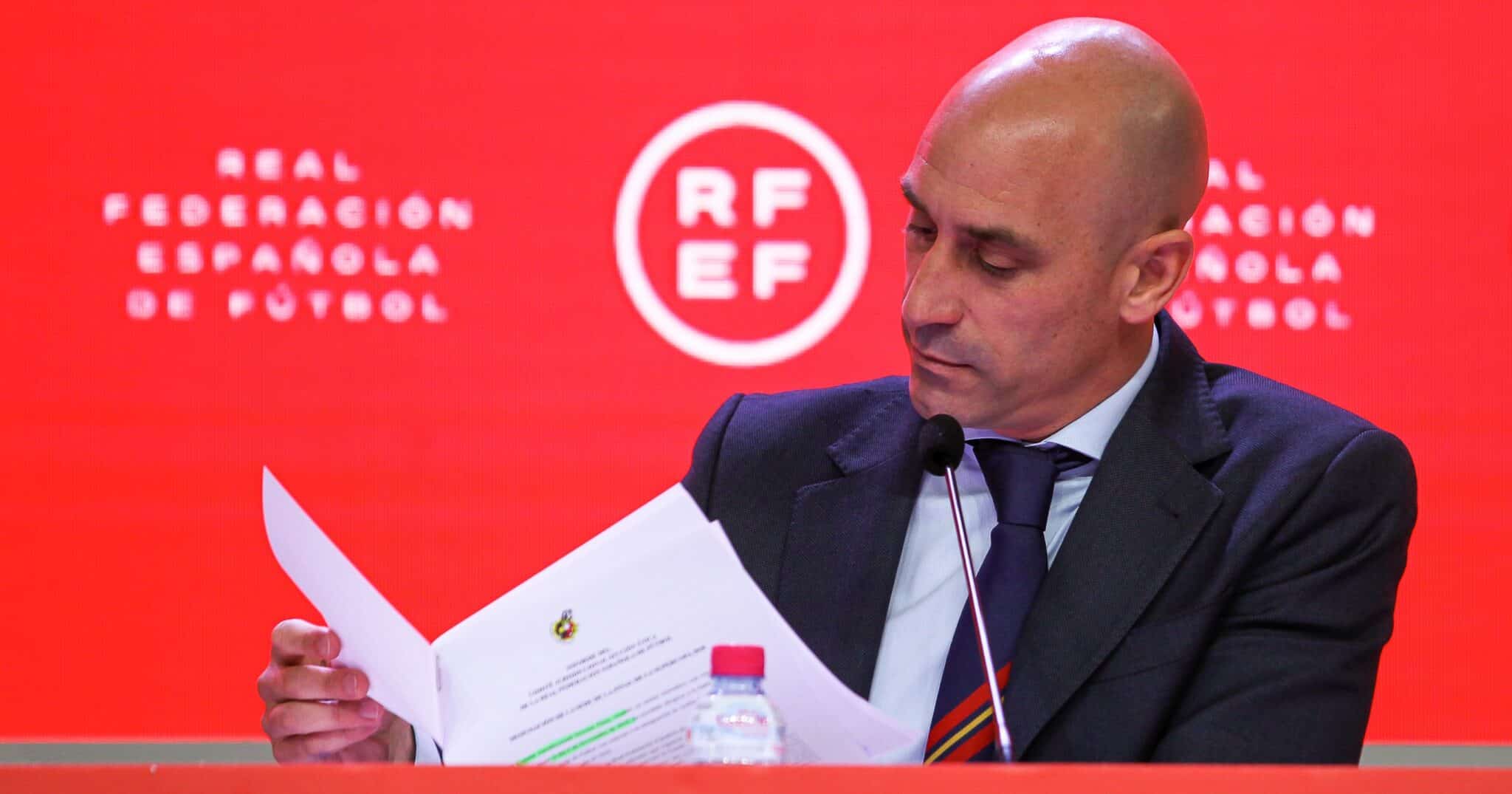 El presidente de la RFEF, Luis Rubiales, consulta un informe durante la comparecencia informativa de la semana pasada.