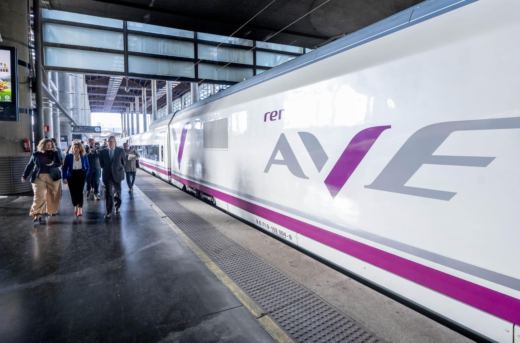 Tren de AVE (Renfe) en la estación de trenes