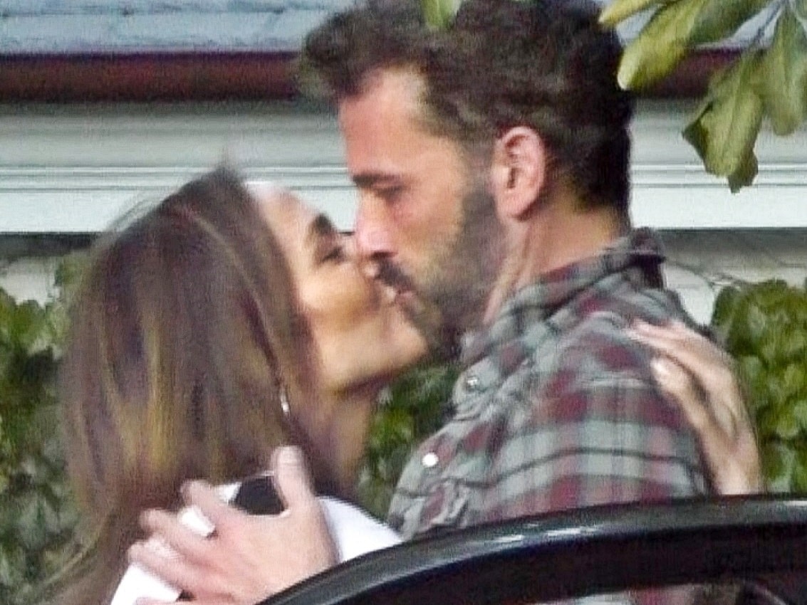 Jennifer Lopez y Ben Affleck se comen a besos en plena calle