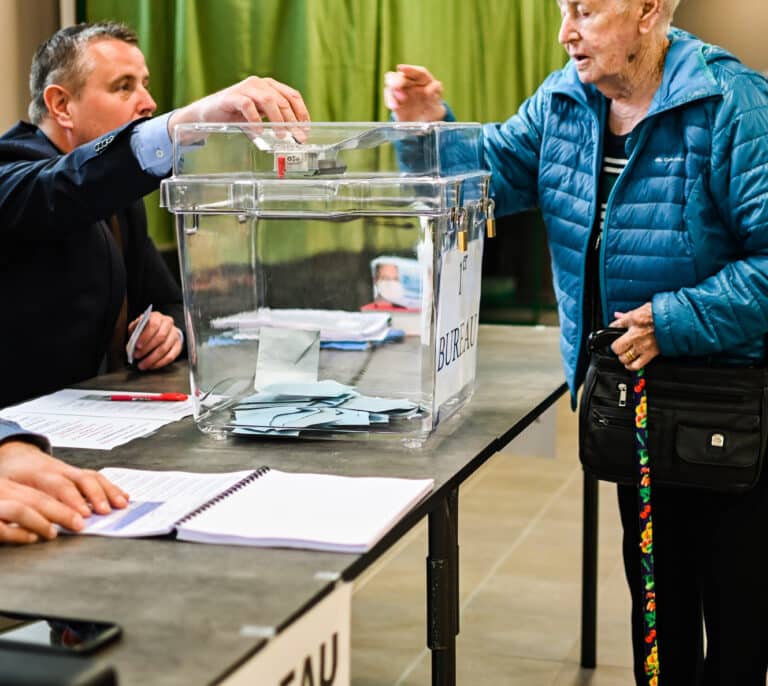 La participación a mediodía sube un punto en la segunda vuelta de las presidenciales francesas