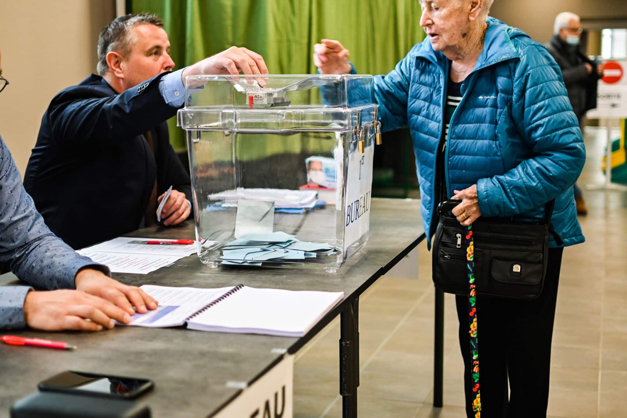 La participación a mediodía sube un punto en la segunda vuelta de las presidenciales francesas