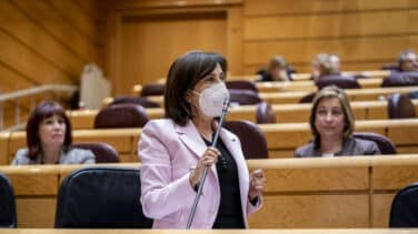 Robles sale en defensa del CNI acosada por independentistas y Podemos
