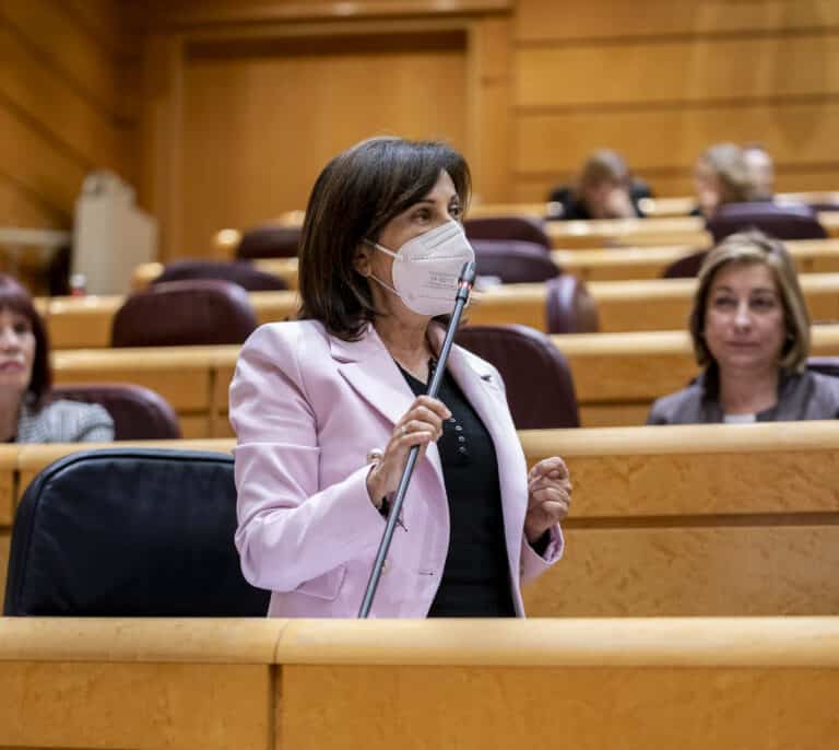 Robles sale en defensa del CNI acosada por independentistas y Podemos