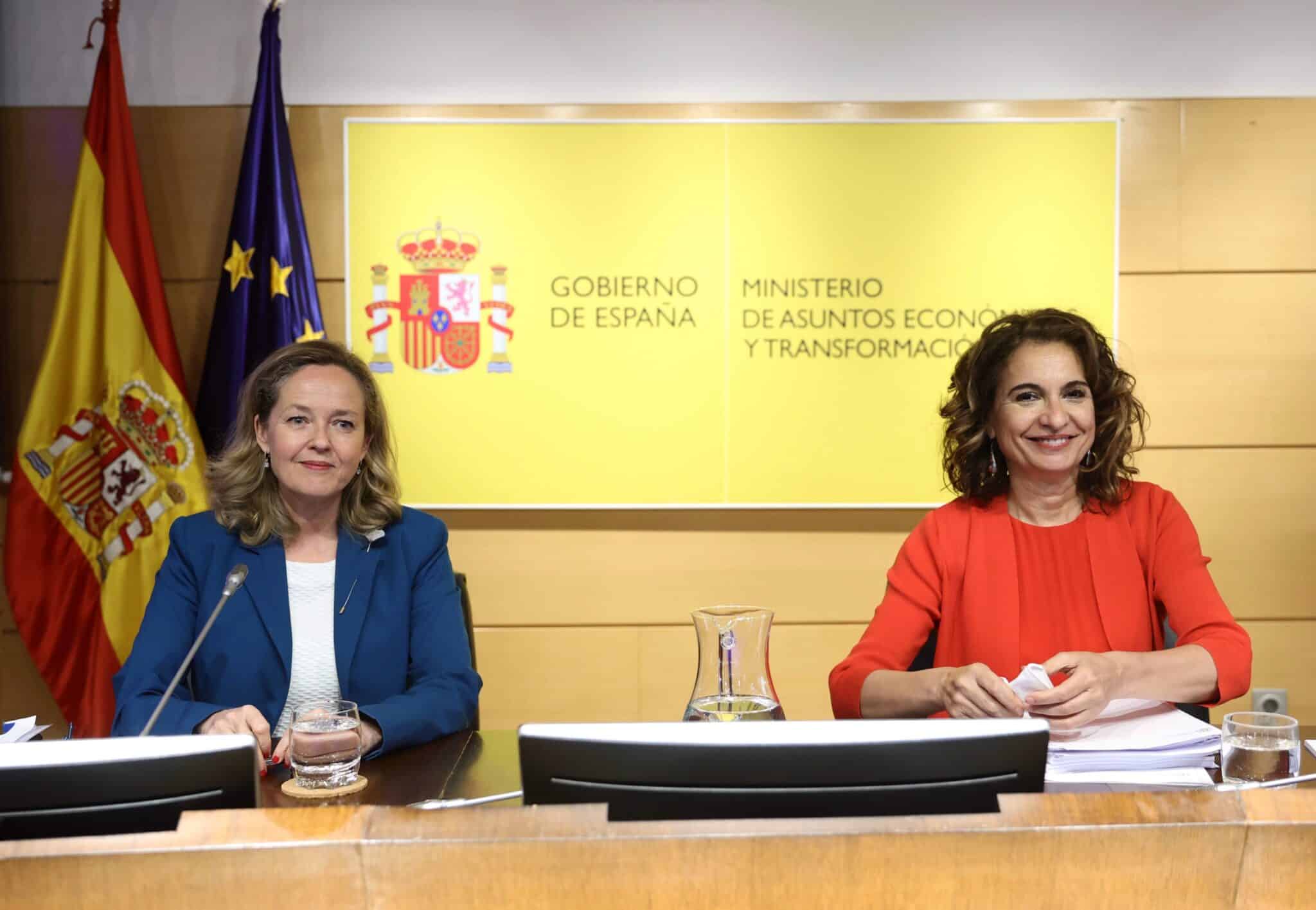 La vicepresidenta primera y ministra de Asuntos Económicos y Transformación Digital, Nadia Calviño, y la ministra de Hacienda, María Jesús Montero, presentan el escenario macroeconómico 2022-2025, en el Ministerio de Asuntos Económicos.