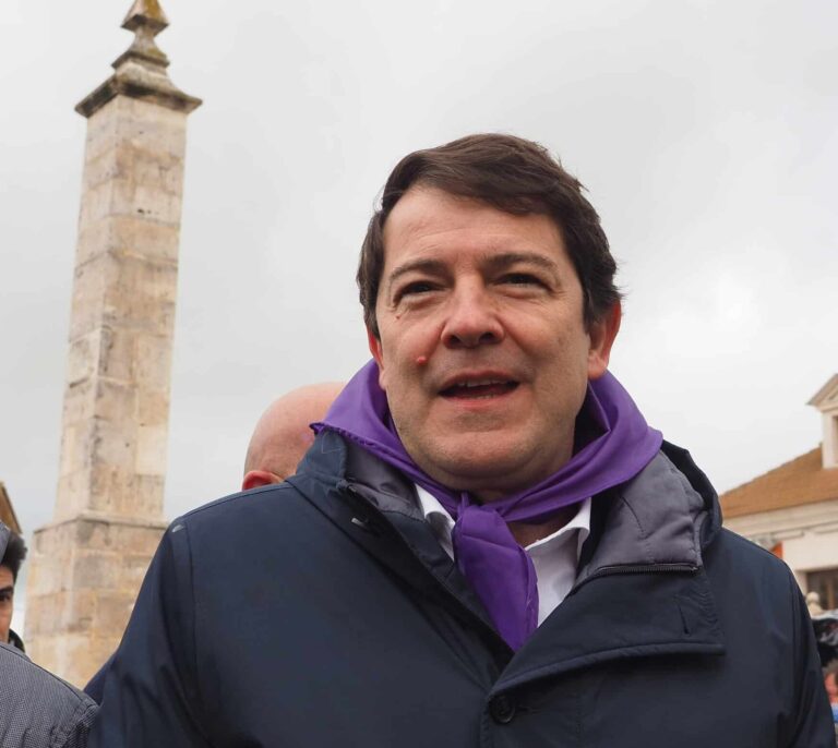 Mañueco intenta desmontar la amenaza del Gobierno al negar que se recorte el derecho al aborto en Castilla y León