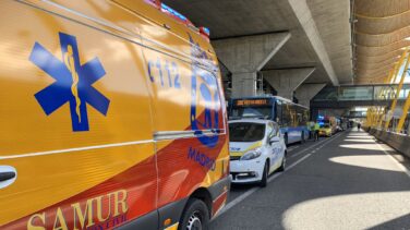 Muere un niño en Barajas atropellado por un autobús tras caerse de un carro portaequipajes