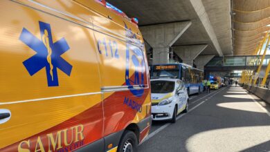 Muere un niño en Barajas atropellado por un autobús tras caerse de un carro portaequipajes