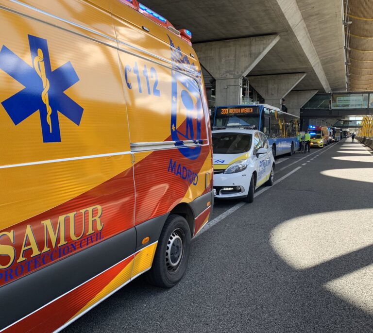 Muere un niño en Barajas atropellado por un autobús tras caerse de un carro portaequipajes