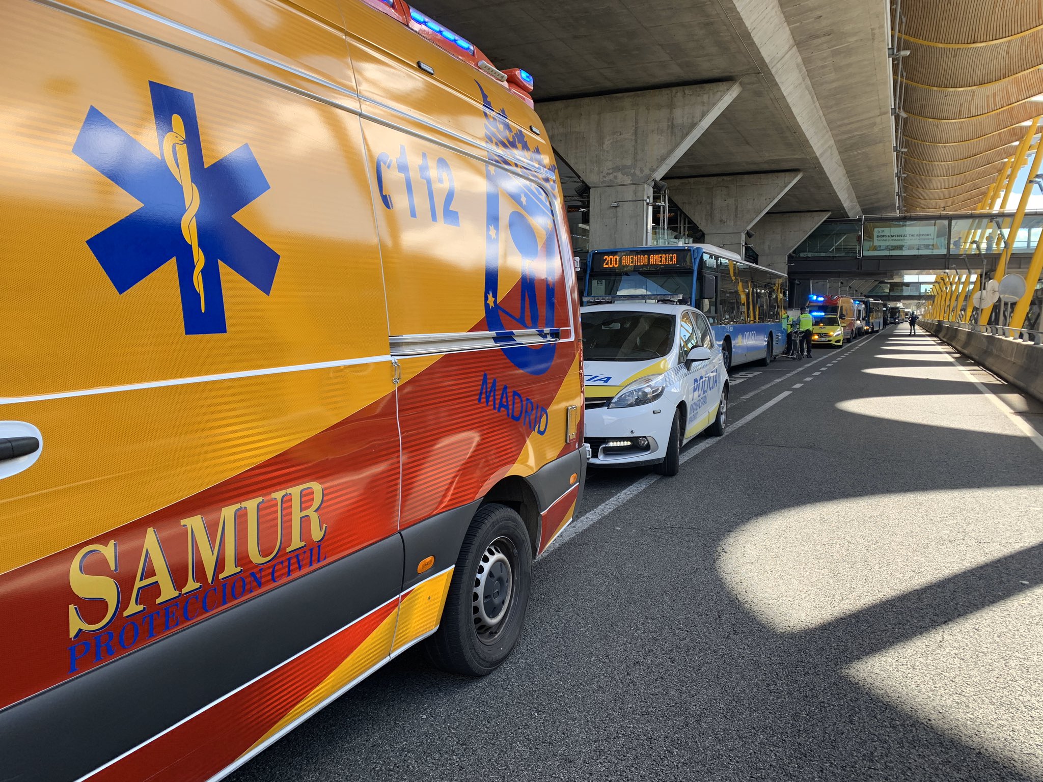 Muere un niño en Barajas atropellado por un autobús tras caerse de un carro portaequipajes