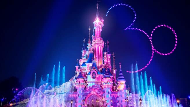 Nueva Minnie feminista y sostenible y una coreografía de 200 drones: Disneyland París llega a la barrera de los 30 Castillo de Disneyland Paris