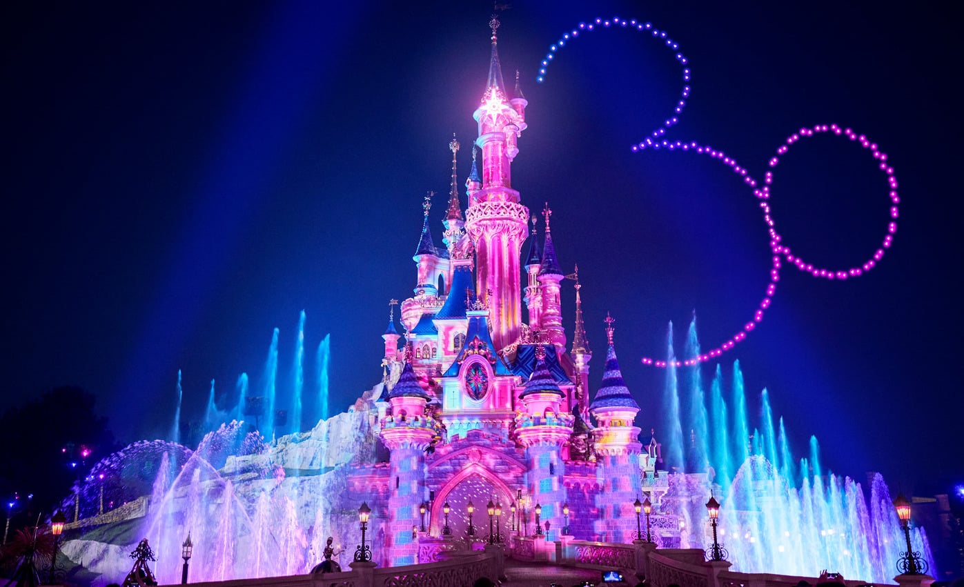 Nueva Minnie feminista y sostenible y una coreografía de 200 drones:  Disneyland Paris llega a la barrera de los 30