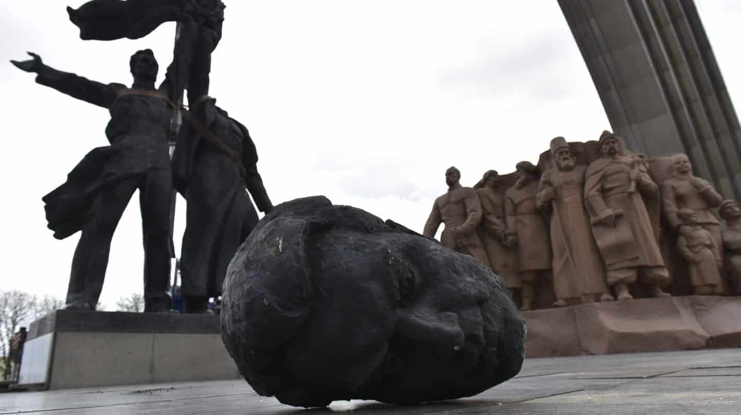 Derribo del monumento a la amistad de Ucrania y Rusia en Kiev