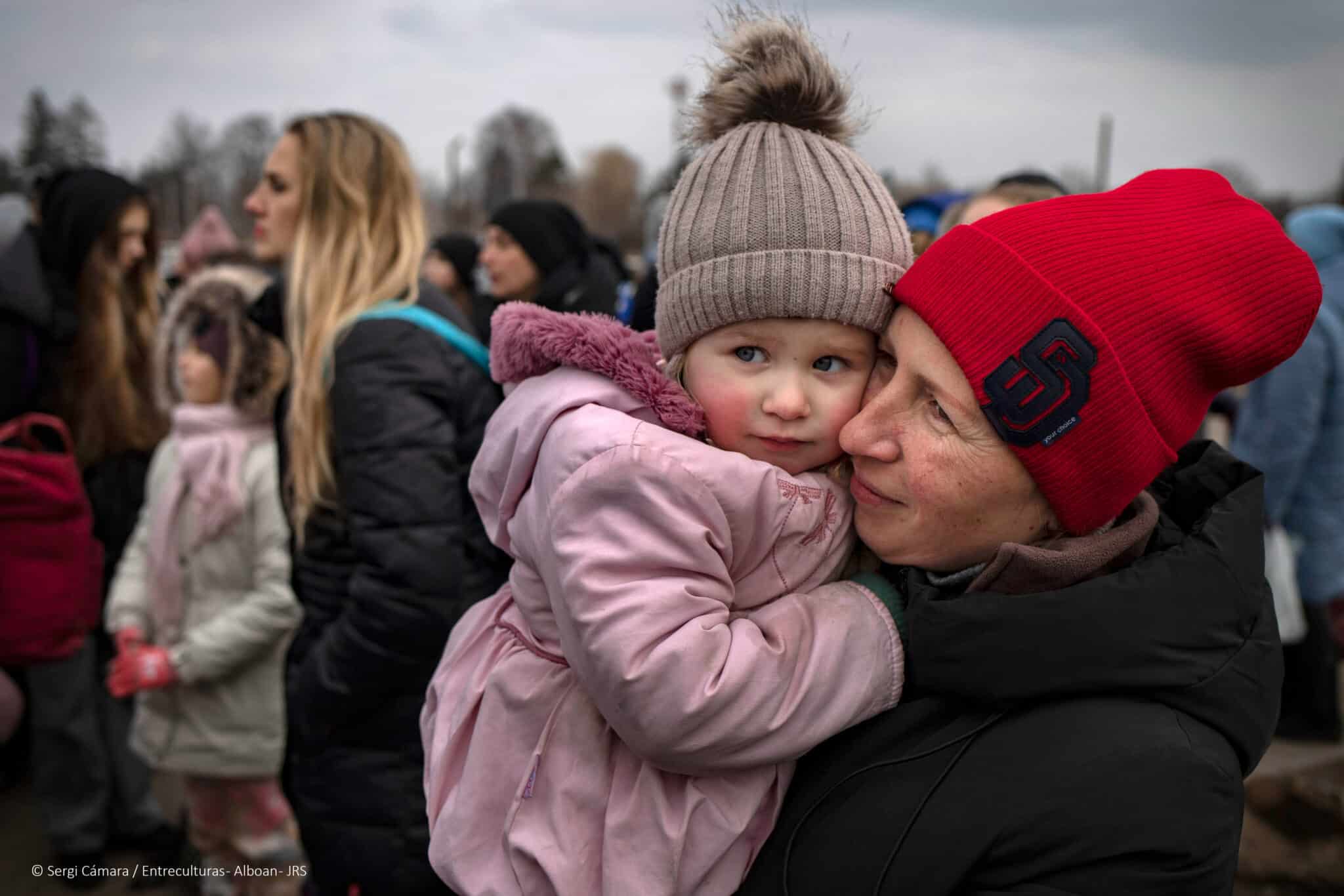 Una mujer ucraniana abraza a su niña en una localidad polaca