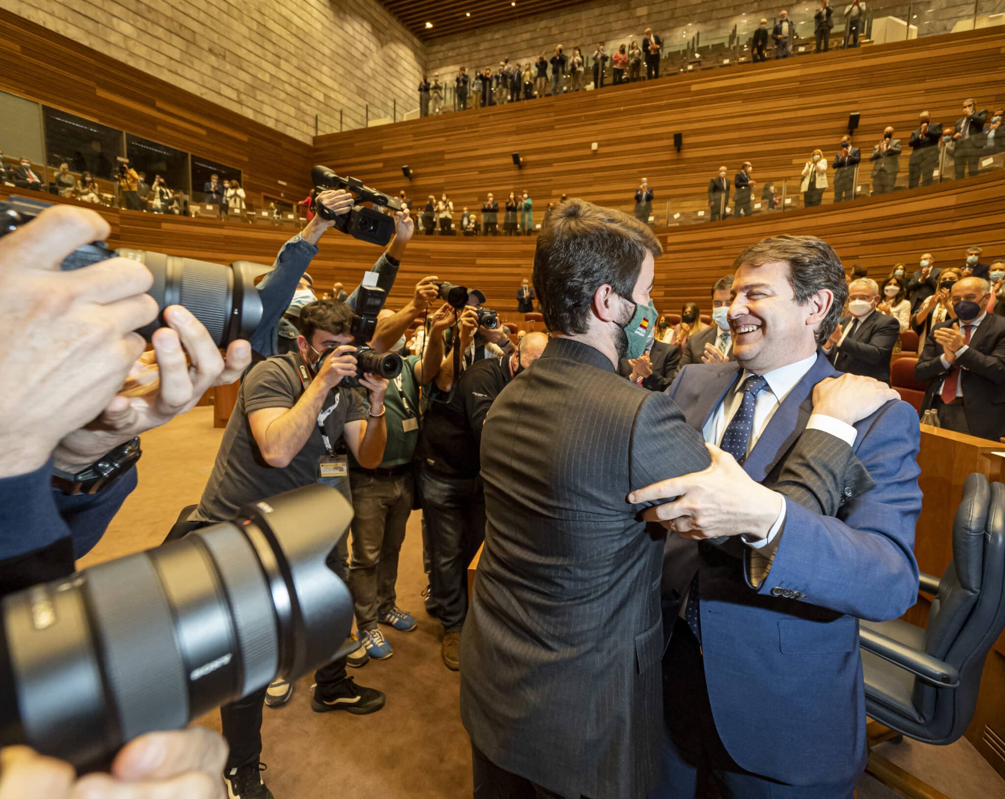 El portavoz de Vox en las Cortes, Juan García-Gallardo (i), felicita a Alfonso Fernández Mañueco (d), tras su debate de investidura.