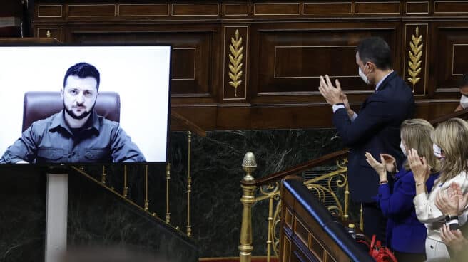 Zelenski habla al Parlamento español por videoconferencia El presidente del gobierno y varias ministras aplauden a Zelenski al finalizar su discurso