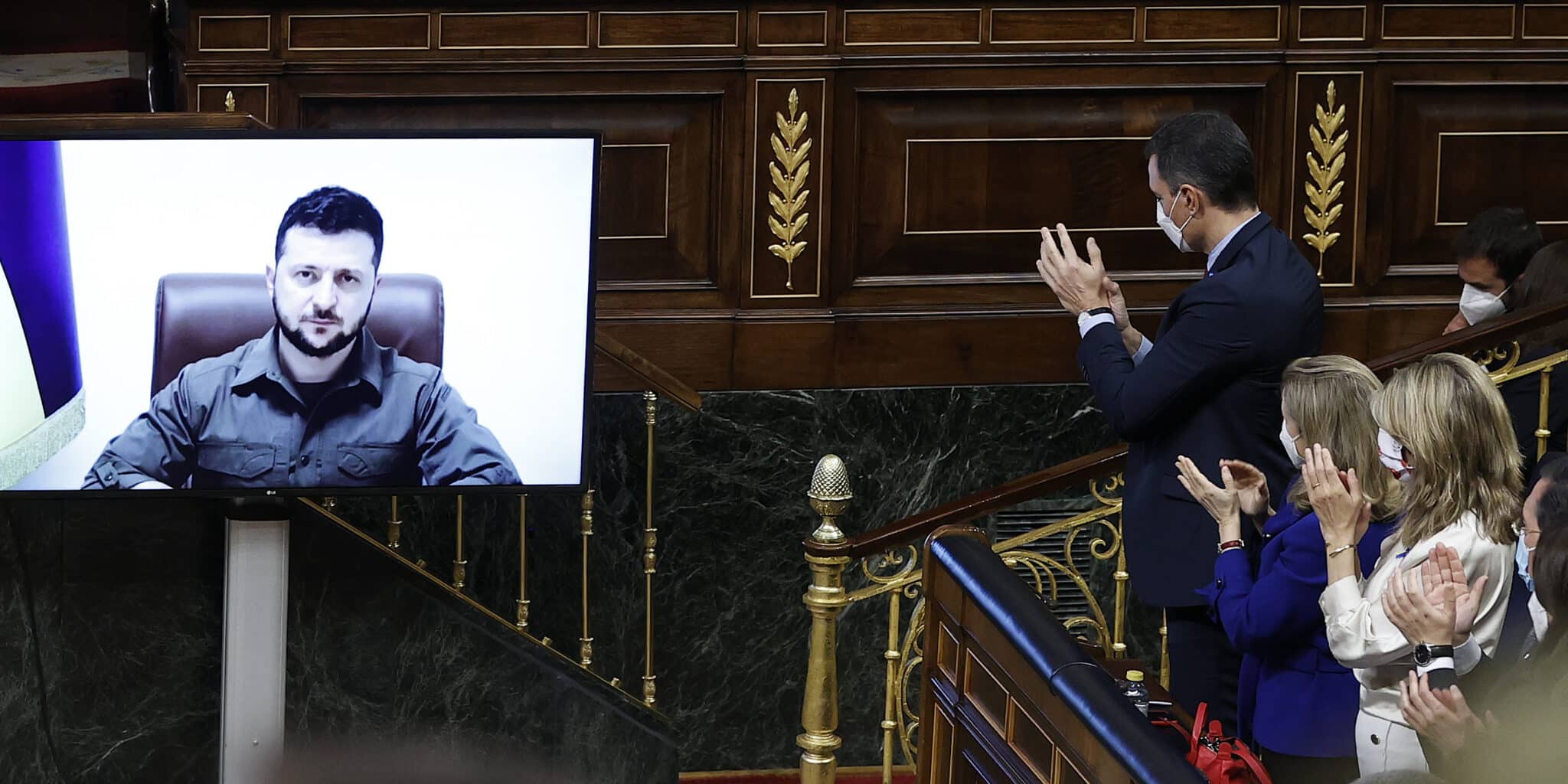 El presidente del gobierno y varias ministras aplauden a Zelenski al finalizar su discurso