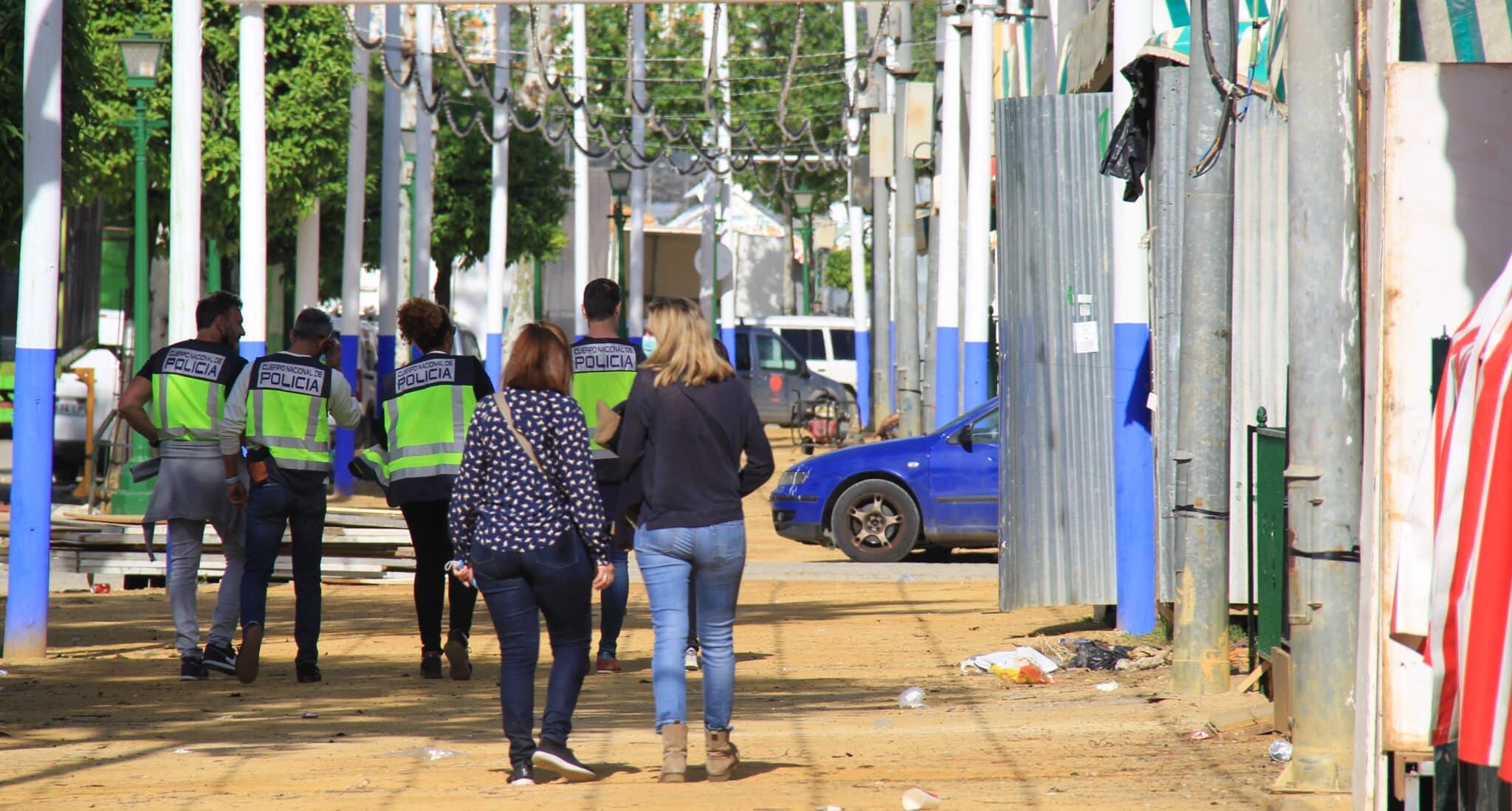 Inspectoras de Trabajo, escoltadas este lunes por agentes de la Policía Nacional en el real de la Feria.