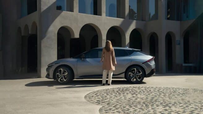 Coche KIA EV6 Mujer enfrente del coche Kia EV6