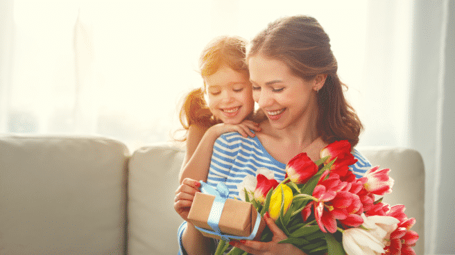 Madre e hija con un ramo de flores