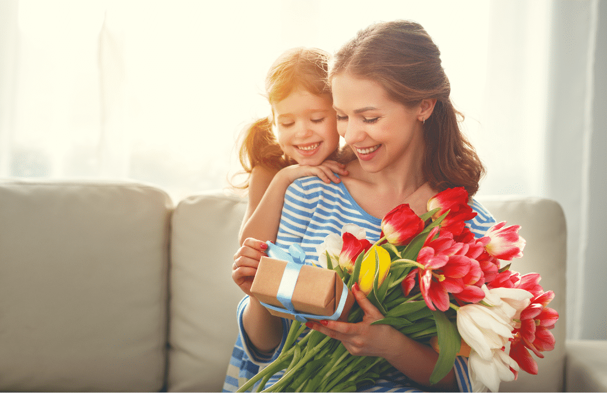 Madre e hija con un ramo de flores