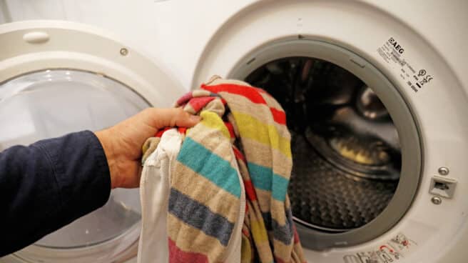 La inflación de la eurozona se dispara a su máximo histórico Una persona introduce ropa sucia en una lavadora.