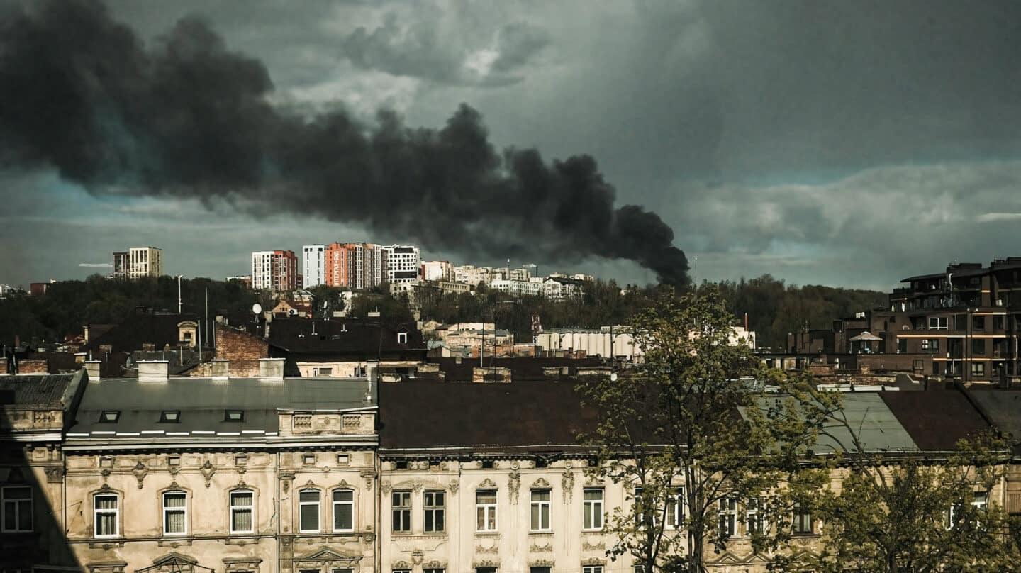 Una columna de humo en el horizonte tras un ataque con misiles sobre Leópolis