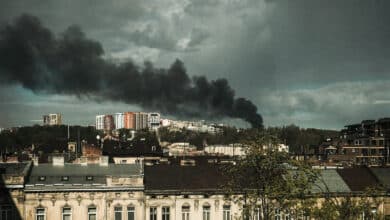 Al menos cuatro muertos en un bombardeo ruso contra un edificio residencial en Leópolis