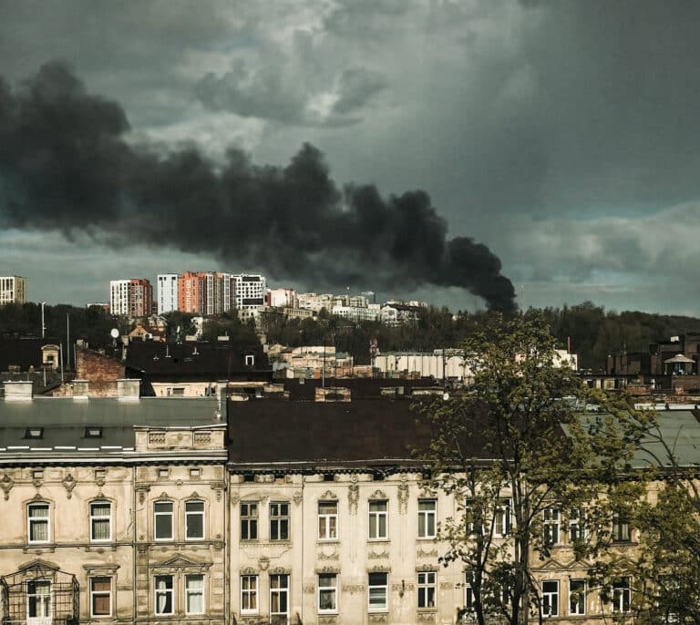 Al menos cuatro muertos en un bombardeo ruso contra un edificio residencial en Leópolis