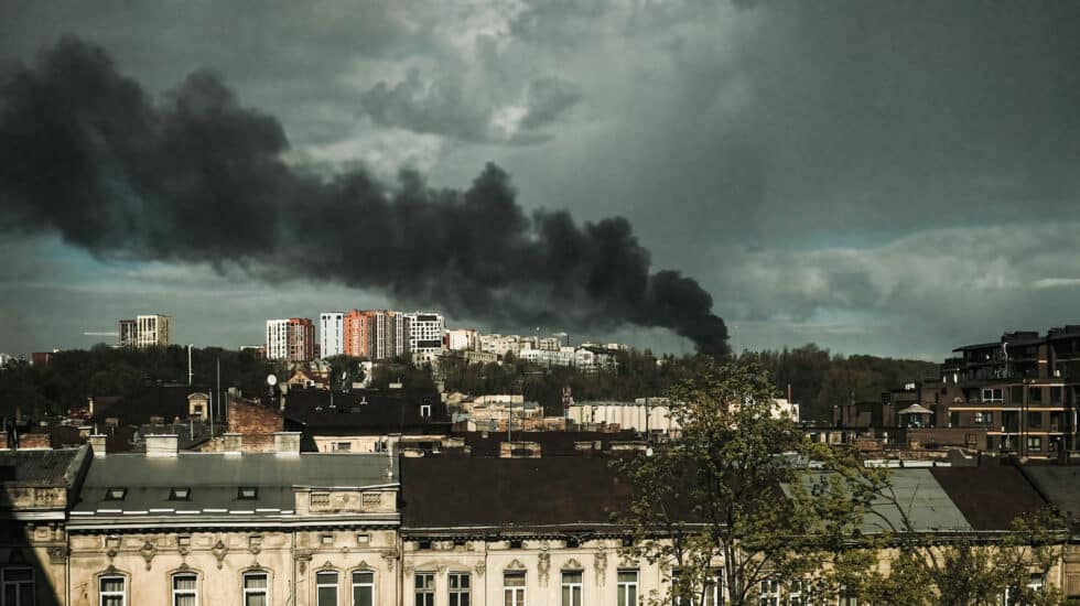 Una columna de humo en el horizonte tras un ataque con misiles sobre Leópolis