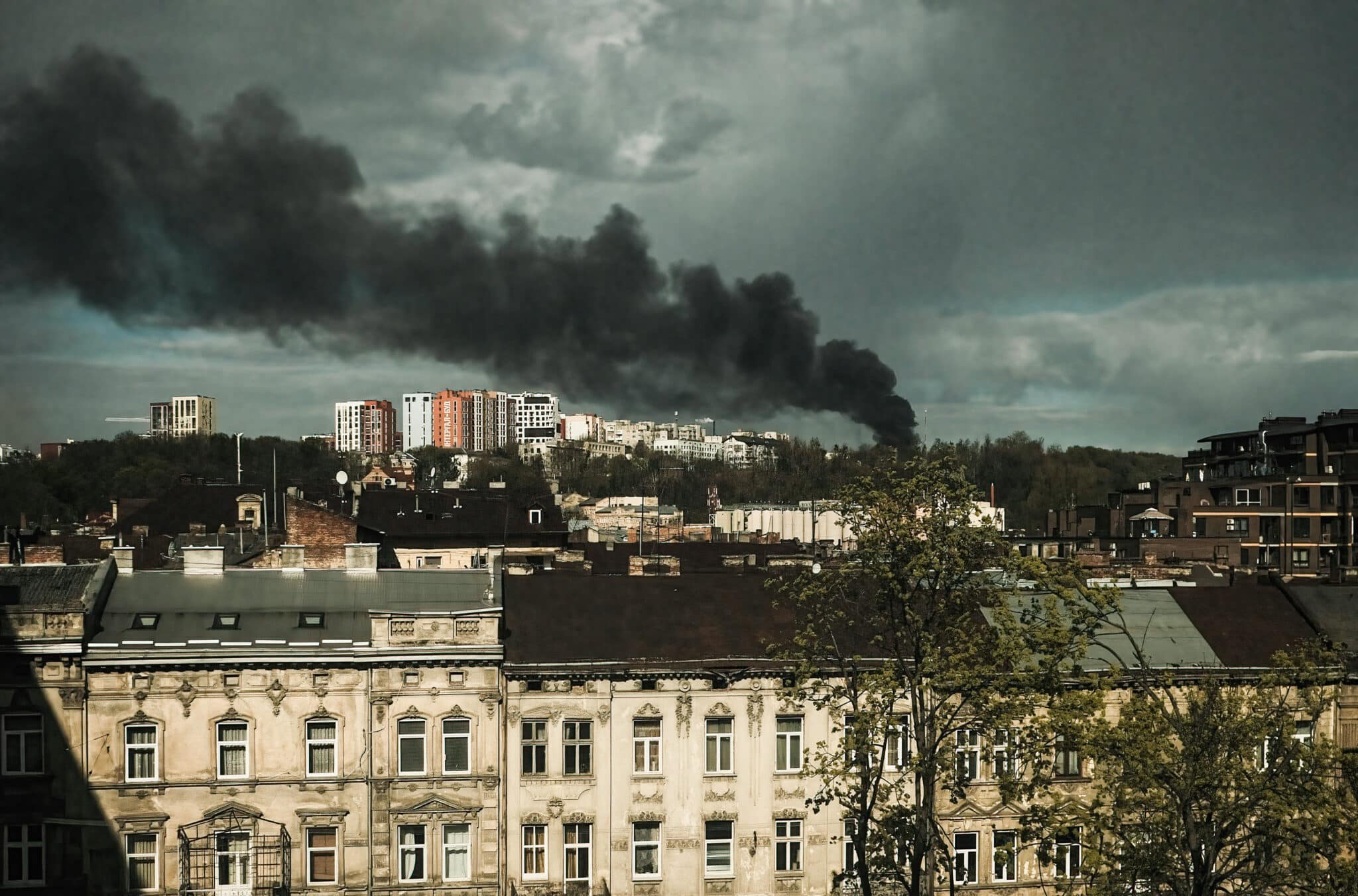 Una columna de humo en el horizonte tras un ataque con misiles sobre Leópolis