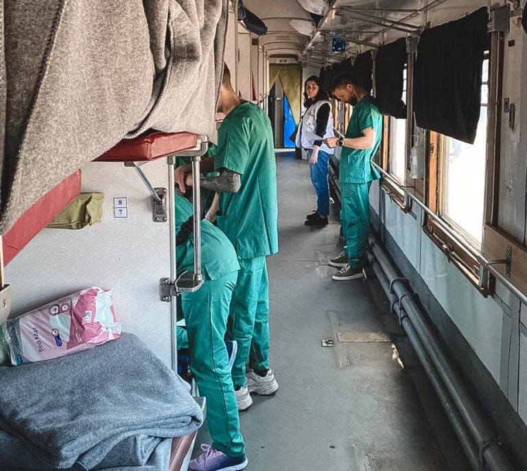 Evacuación de heridos de Mariúpol a bordo de un tren: "Sacadlos de aquí. Necesitan sobrevivir"