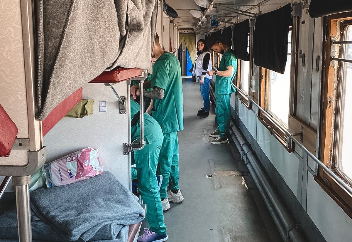 Evacuación de heridos de Mariúpol a bordo de un tren: "Sacadlos de aquí. Necesitan sobrevivir"
