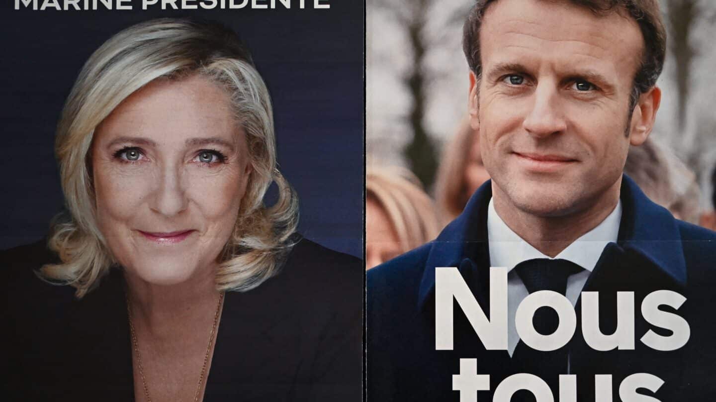 Dos carteles electorales de Marine Le Pen y Emmanuel Macron