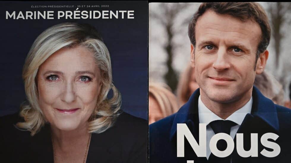 Dos carteles electorales de Marine Le Pen y Emmanuel Macron