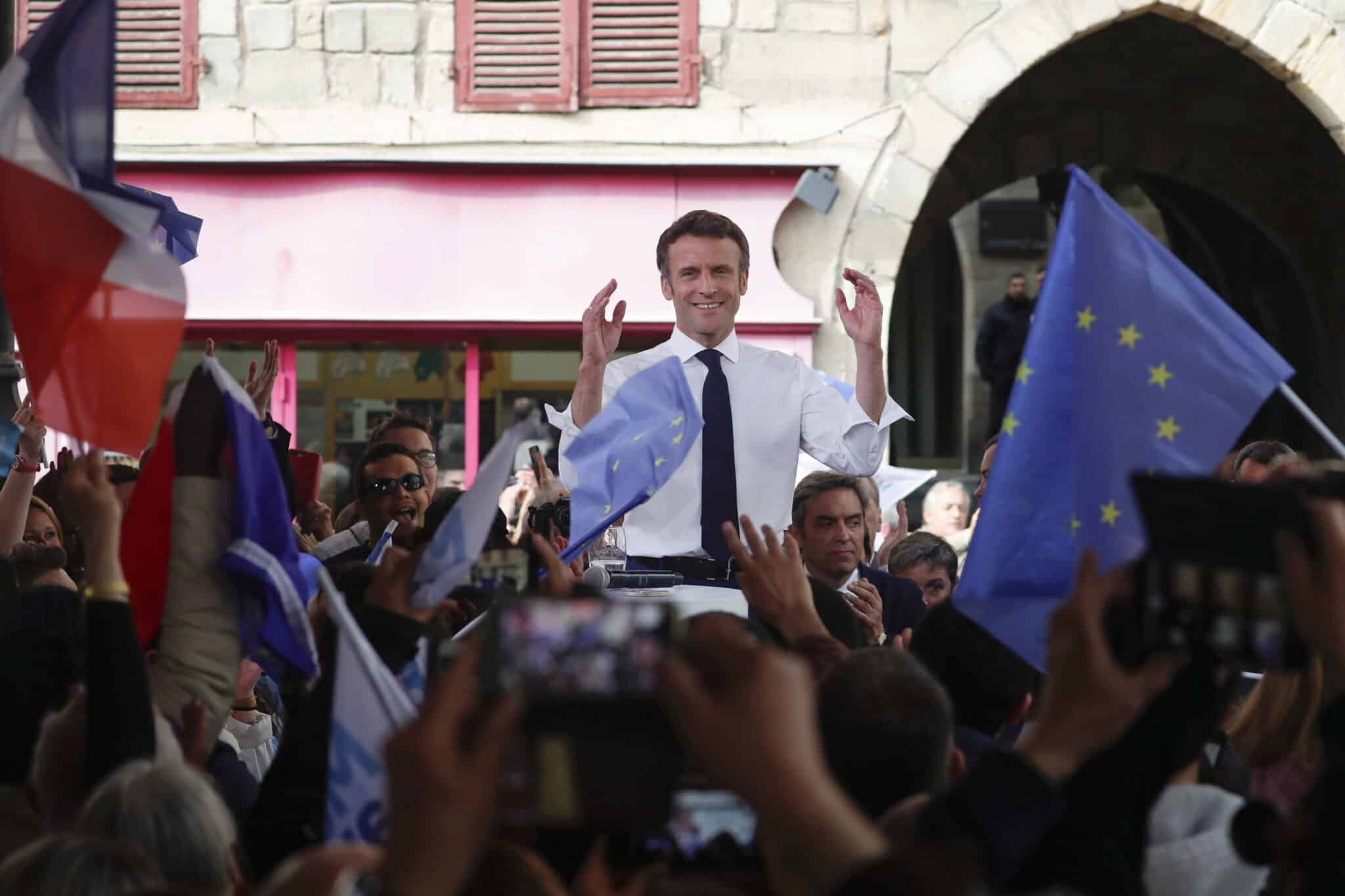 Macron da su último mitin en Figeac, entre banderas de Francia y de la UE