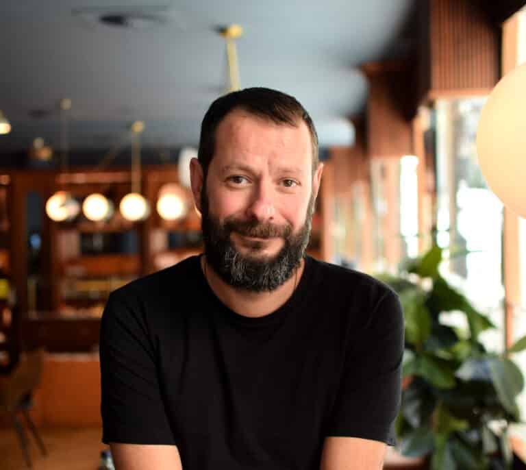 Manuel Astur: «Si tuviera una religión sería la poesía»