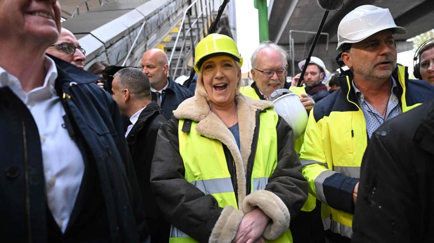 Marine Le Pen, con casco y chaleco, en un acto de campaña electoral